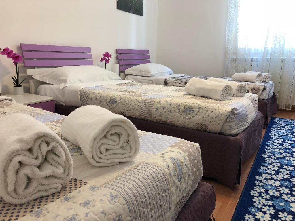 - un groupe de lits avec serviettes dans une chambre dans l'établissement Hotel Venice Tour, à Mestre