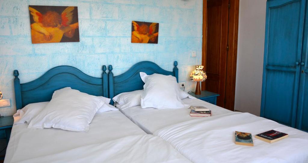 Postel nebo postele na pokoji v ubytování Hotel Al-Andalus