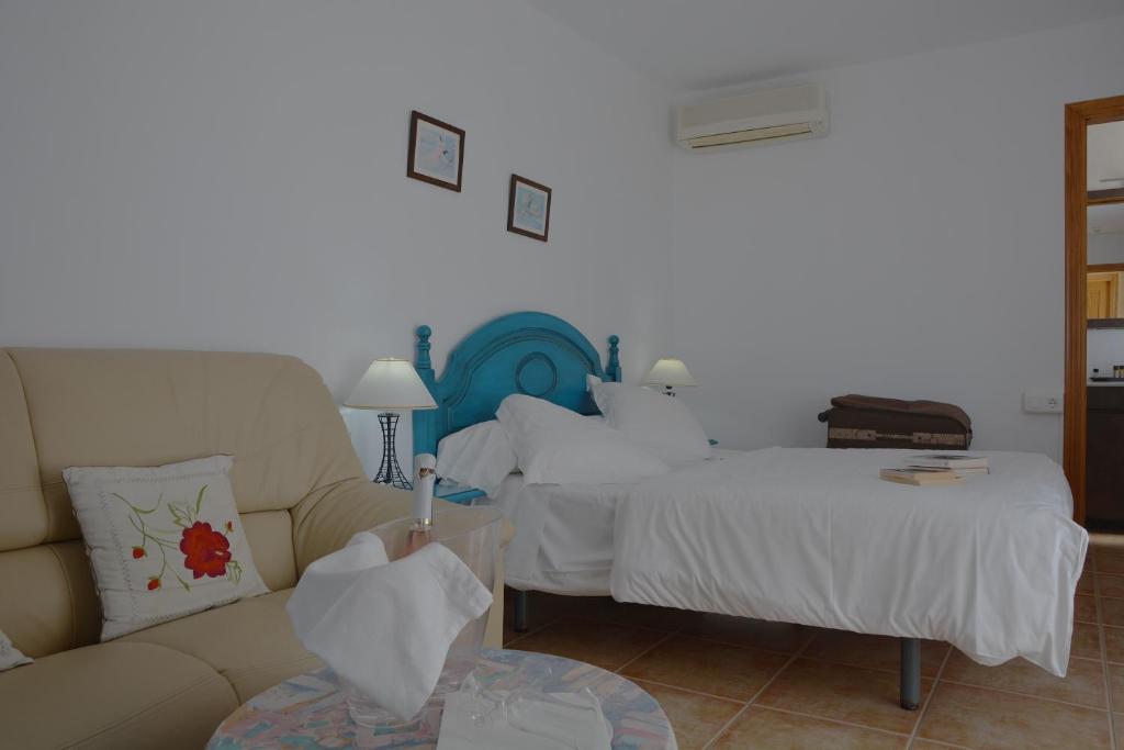 Postel nebo postele na pokoji v ubytování Hotel Al-Andalus