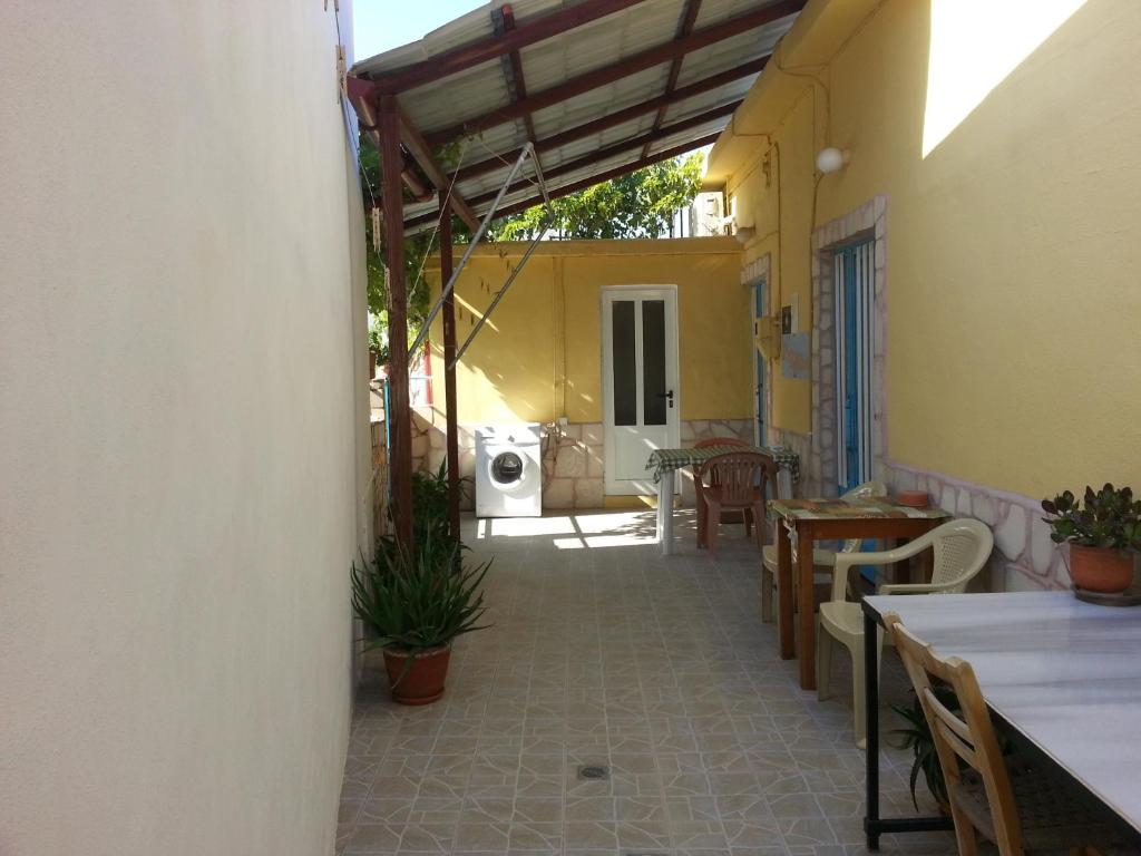Patio alebo iná vonkajšia časť ubytovania Vintage House-Vori-Rent Rooms