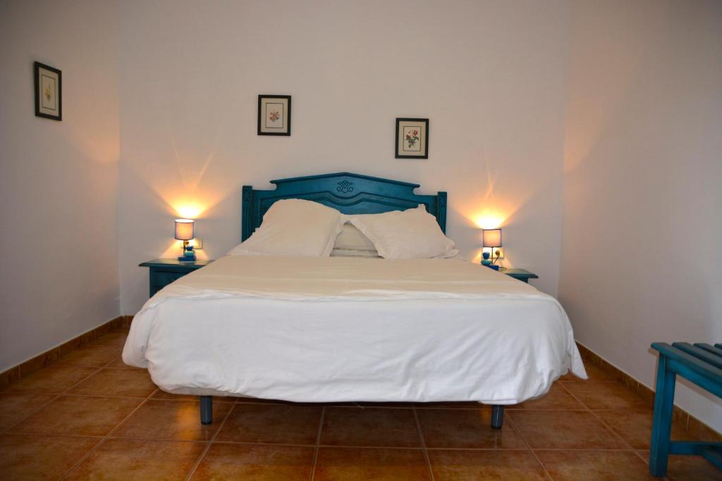 Postel nebo postele na pokoji v ubytování Hotel Al-Andalus