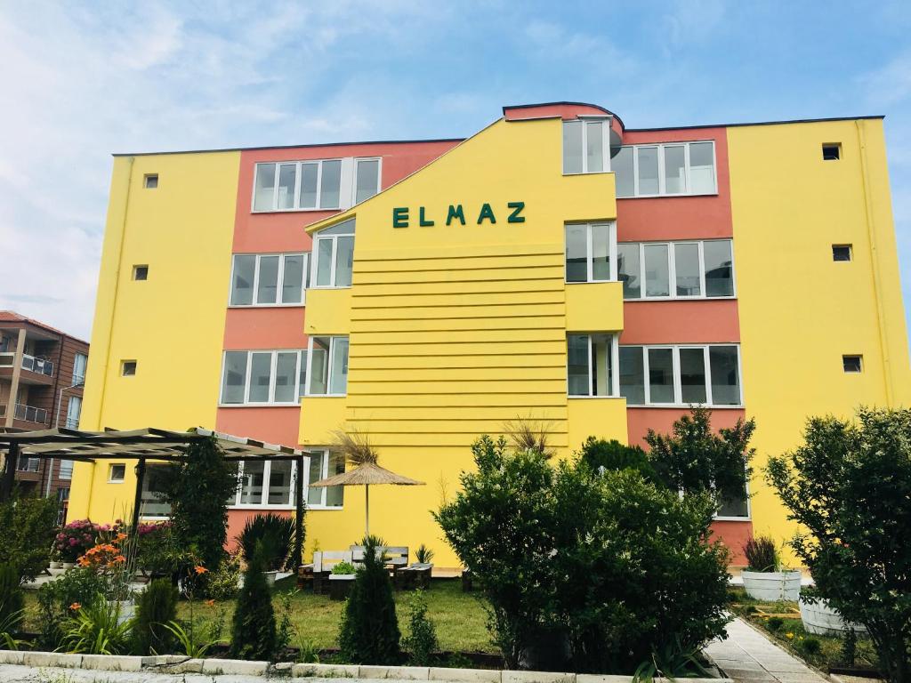 un edificio amarillo con la palabra elma en él en Hotel Elmaz en Lozenets