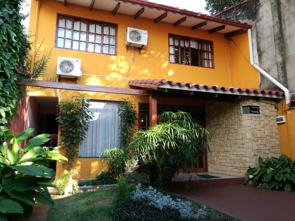 een huis met een sinaasappel bij Mainumbí House in Santa Cruz de la Sierra