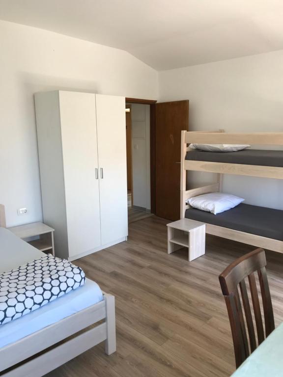 Postel nebo postele na pokoji v ubytování Novalja Inn 2