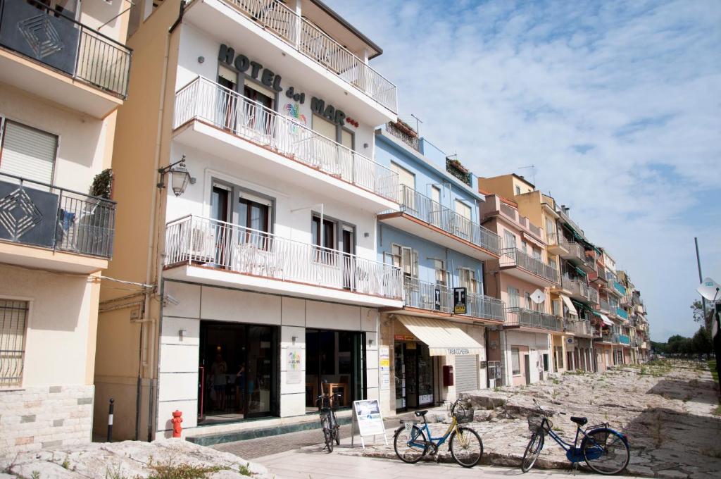 two bikes parked in front of a building at Hotel del Mar in Sottomarina