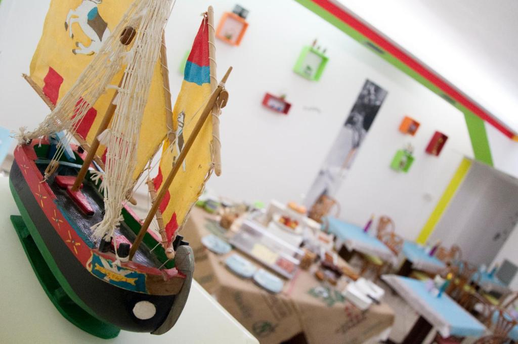 a toy boat on a table in a living room at Hotel del Mar in Sottomarina