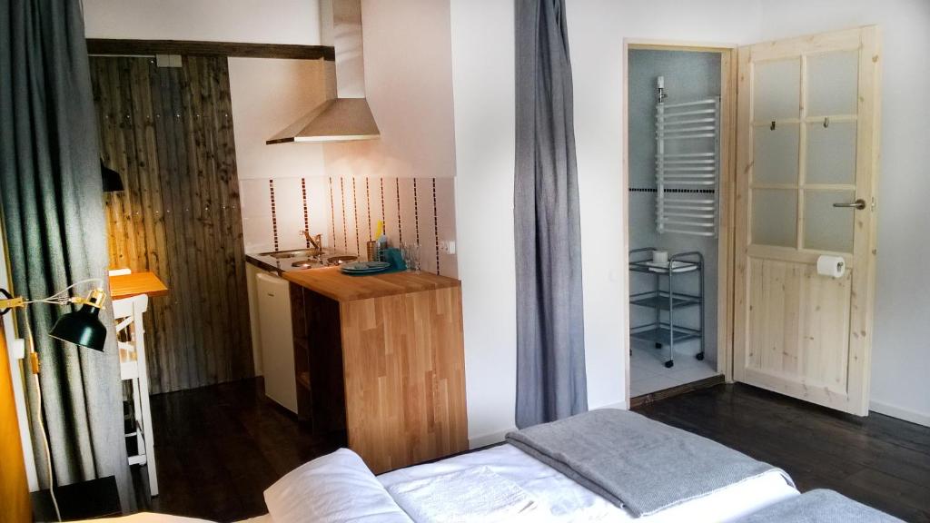 Postel nebo postele na pokoji v ubytování Eriksmåla Art Residence
