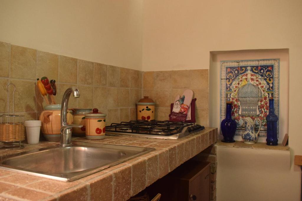 A kitchen or kitchenette at B&b Lemon Garden