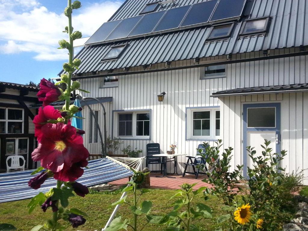 ein Haus mit Sonnenkollektoren auf dem Dach in der Unterkunft FeWo Tannenhof in Medebach