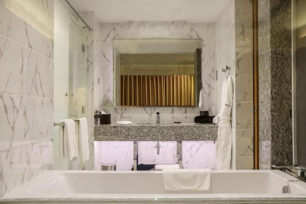 Kupatilo u objektu Melia Yangon