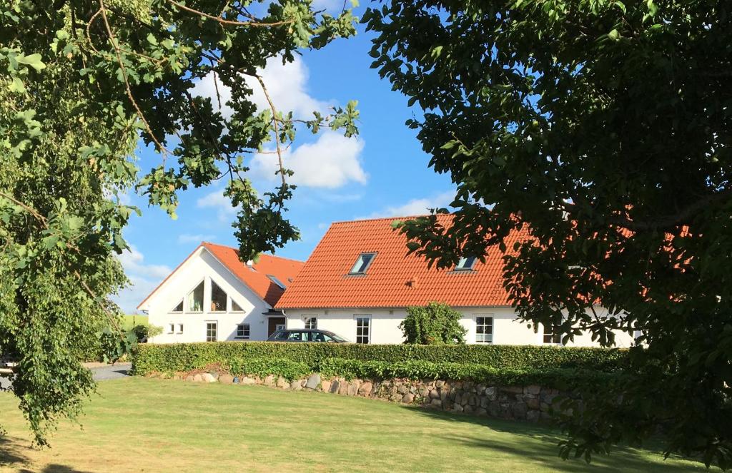 FarsøにあるMargretelystのオレンジ色の屋根の白い家