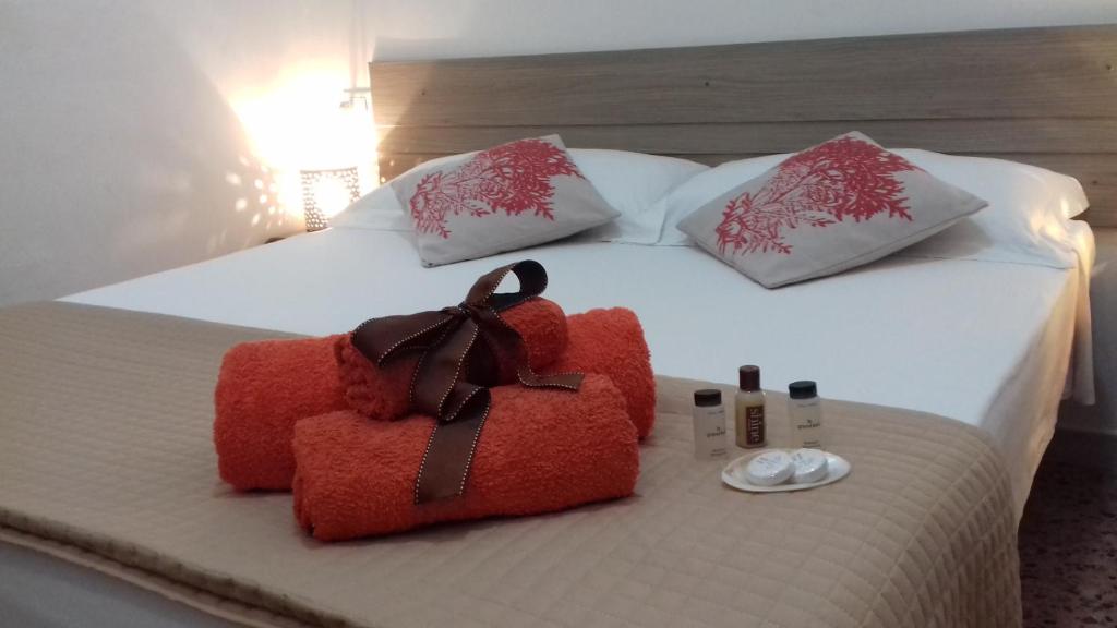 een wit bed met een rode knuffelbeer erop bij B&B Mare Blu in Gallipoli