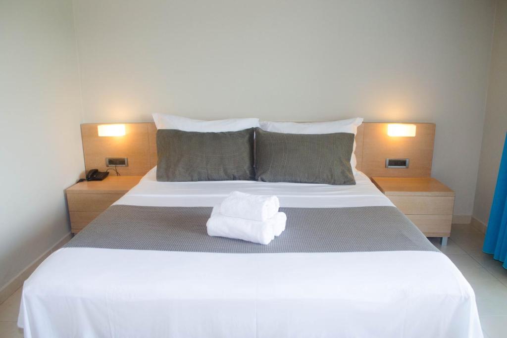 Posteľ alebo postele v izbe v ubytovaní Nautilus Bay Hotel