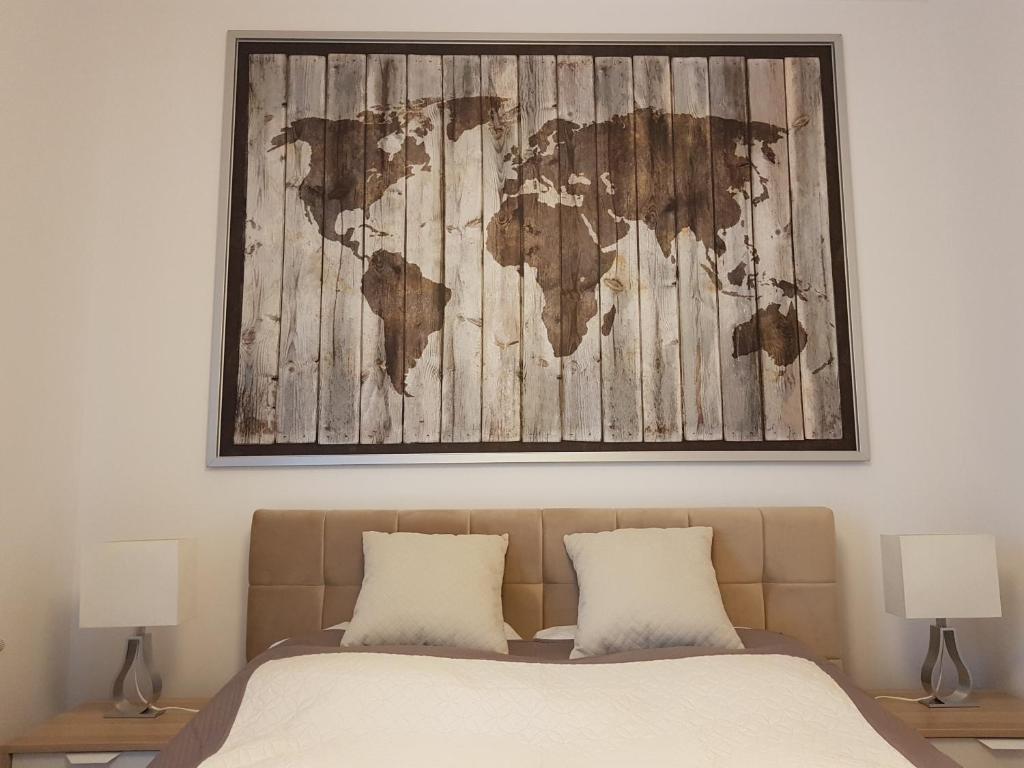 グダニスクにあるIdea Apartmentのベッドの上の壁面世界地図
