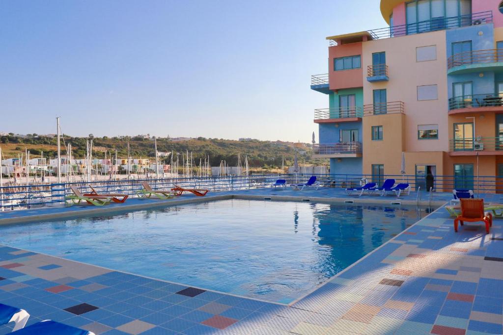 uma grande piscina em frente a um edifício em Algarve Sweet Home - Marina Front em Albufeira