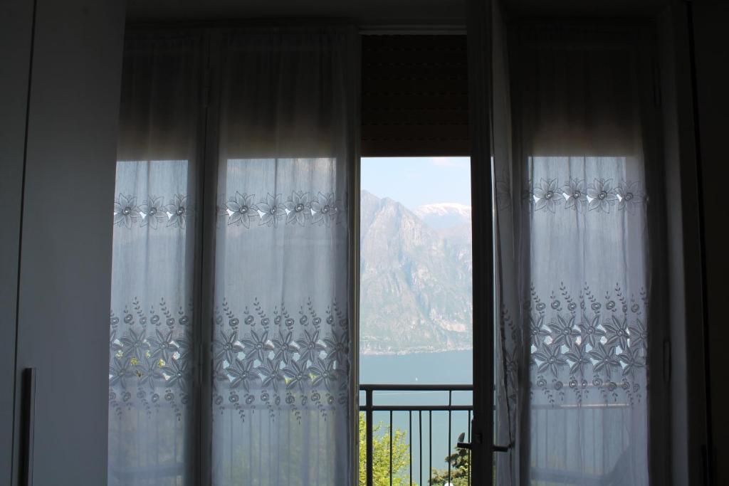 Nespecifikovaný výhled na hory nebo výhled na hory při pohledu z hotelu