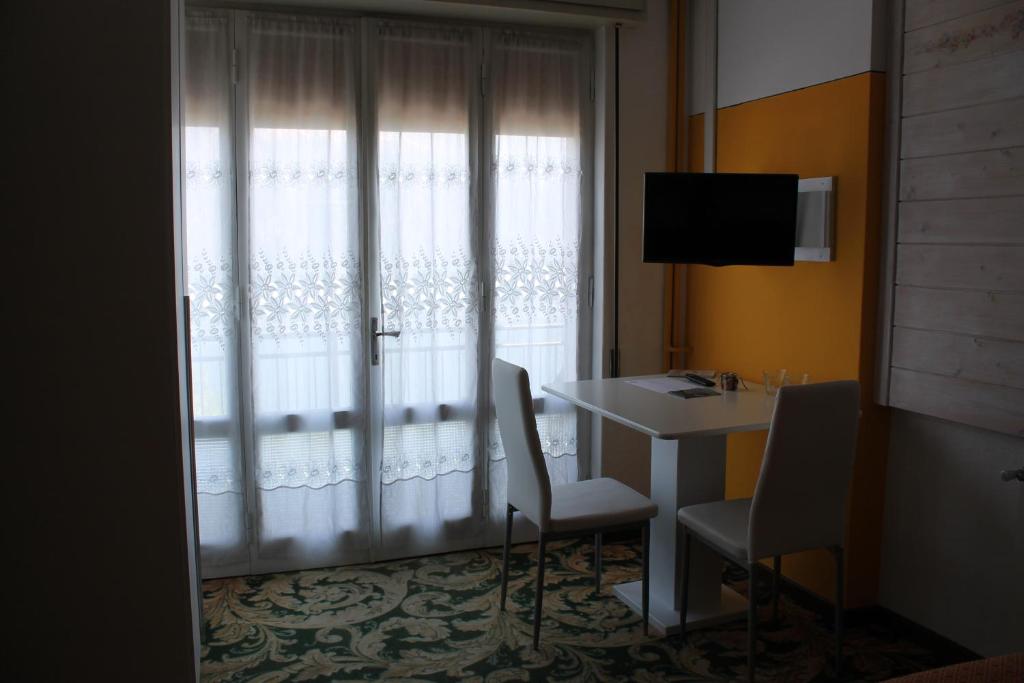 TV a/nebo společenská místnost v ubytování Hotel Poggio d'Oro