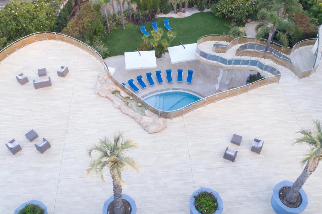 Bazén v ubytování Hotel Arcobaleno nebo v jeho okolí