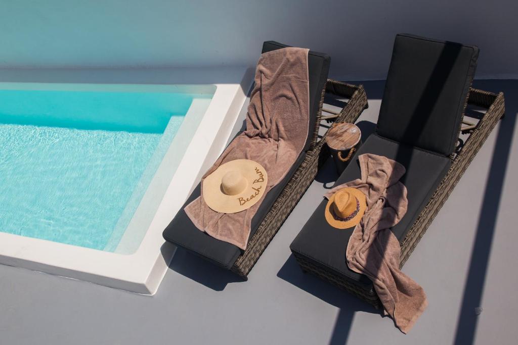 Bazén v ubytování Villa Del Sol Santorini nebo v jeho okolí