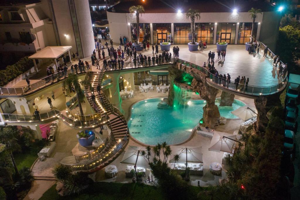 una vista aérea de una piscina en un hotel por la noche en Hotel Arcobaleno, en Taureana