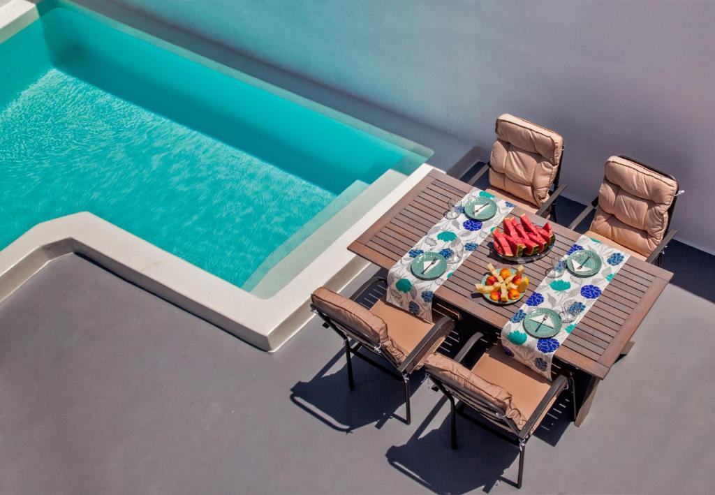 Bazén v ubytování Villa Del Sol Santorini nebo v jeho okolí