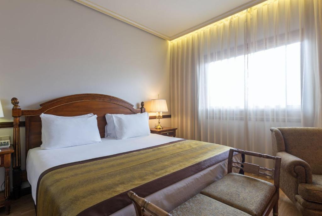 Postel nebo postele na pokoji v ubytování Hotel Exe Reina Isabel