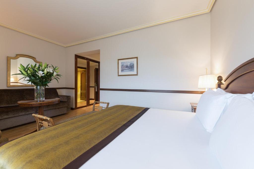 Postel nebo postele na pokoji v ubytování Hotel Exe Reina Isabel