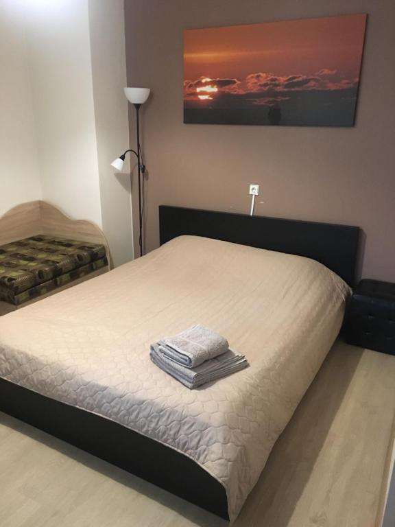 1 dormitorio con 1 cama con 2 toallas en Seklytėlė 1, en Palanga