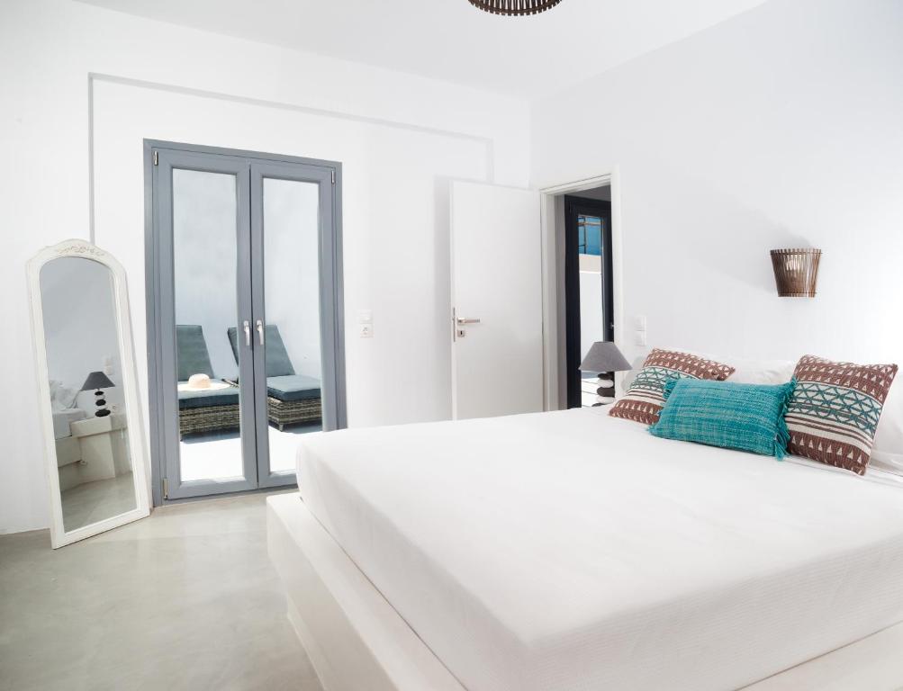 Postel nebo postele na pokoji v ubytování Villa Del Sol Santorini
