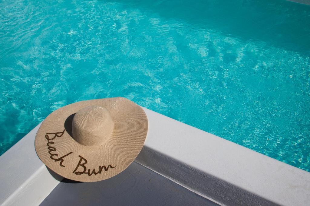 Bazén v ubytování Villa Del Sol Santorini nebo v jeho okolí