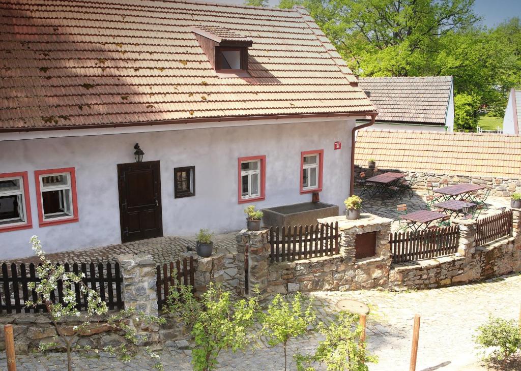 una casa blanca con una valla delante en Krumlovské domky en Český Krumlov