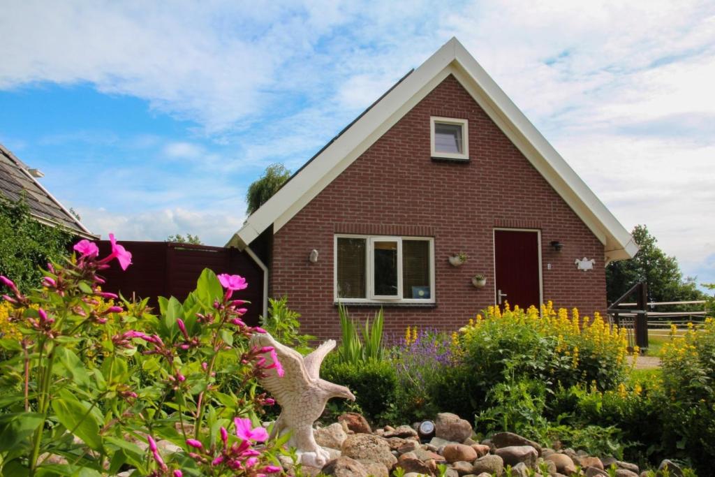 ein Haus mit Garten davor in der Unterkunft Gastenhuis de Veenstraal in Gieterveen