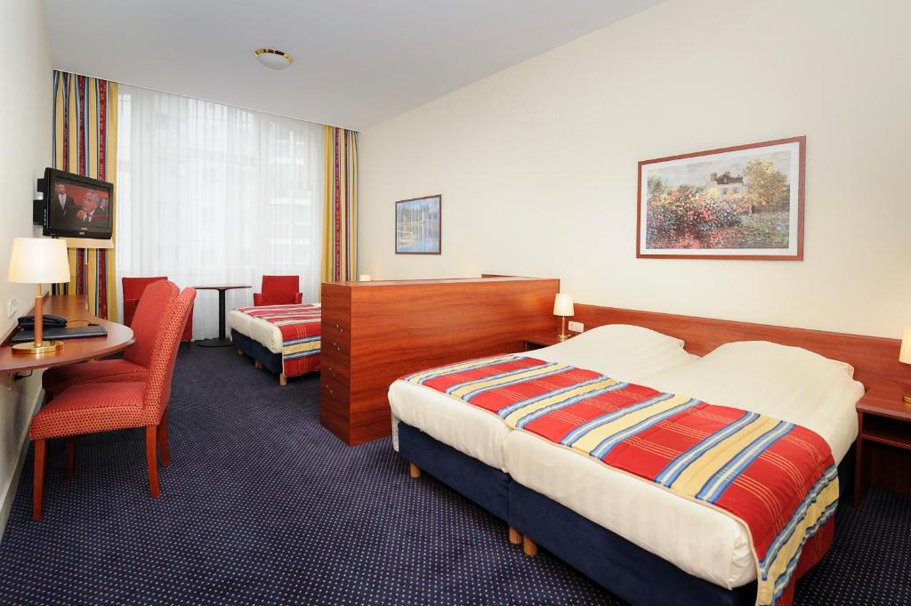 Postel nebo postele na pokoji v ubytování Boulevard Hotel Scheveningen