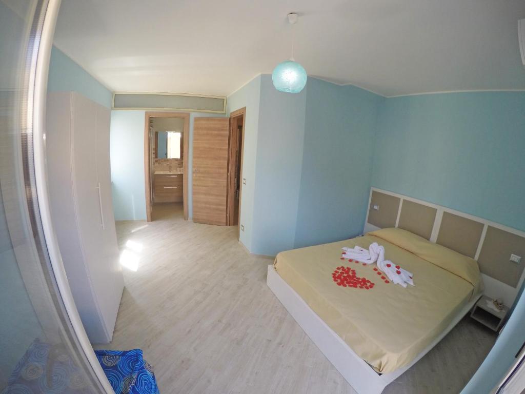 a small bedroom with a bed and a hallway at BB Aretè in Scilla