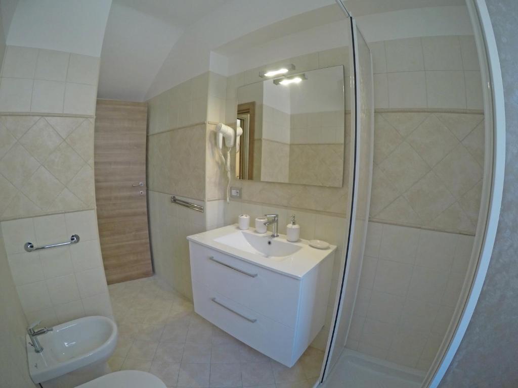 a bathroom with a sink and a shower and a toilet at BB Aretè in Scilla