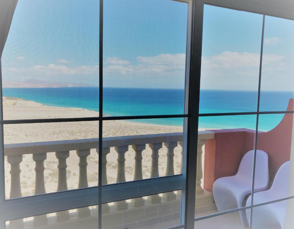 ein Zimmer mit Blick auf den Strand und das Meer in der Unterkunft STAY SMART Fuerteventura in Costa Calma