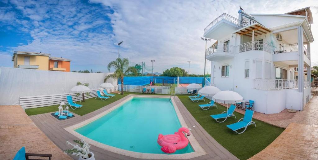 Bazén v ubytování Ria Villa Preveza nebo v jeho okolí