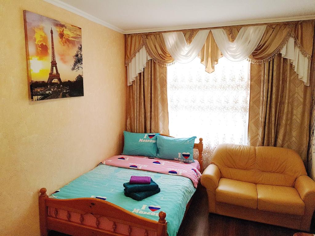モスクワにあるApartment Yuzhnoportovayaのベッドルーム1室(ベッド1台、椅子、窓付)