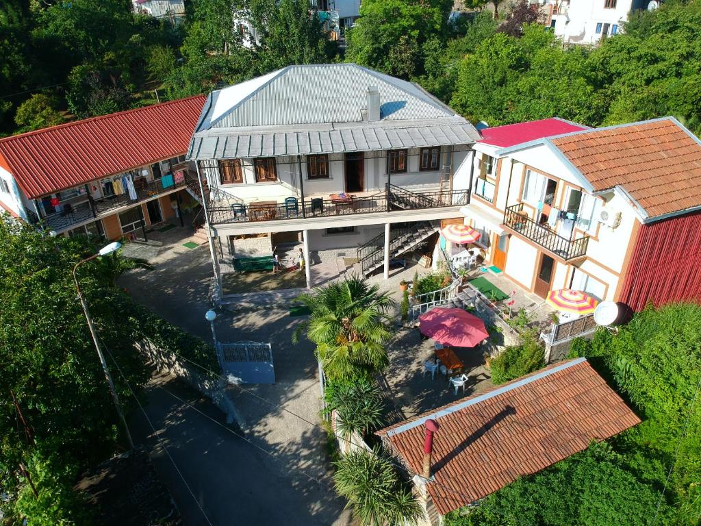 - une vue sur une maison avec un toit rouge dans l'établissement Guest House Nino, à Makhinjauri