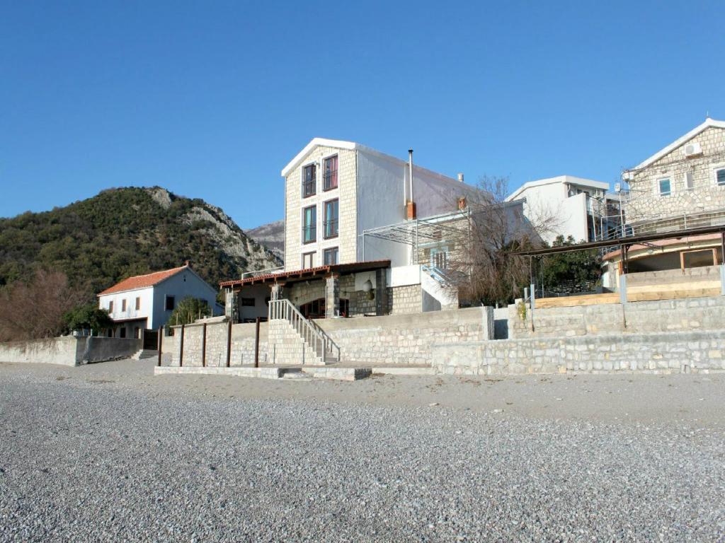 un groupe de bâtiments sur une colline à côté d'une rue dans l'établissement Apartments Galija, à Petrovac na Moru