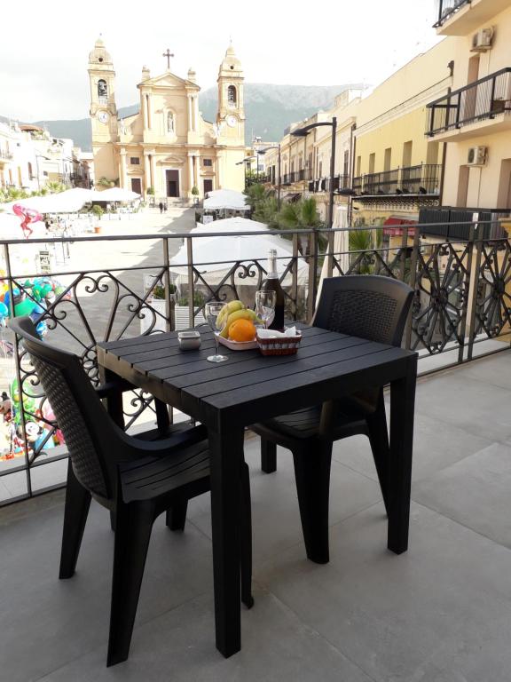 - une table avec un bol de fruits sur le balcon dans l'établissement Casa Madonia, à Terrasini