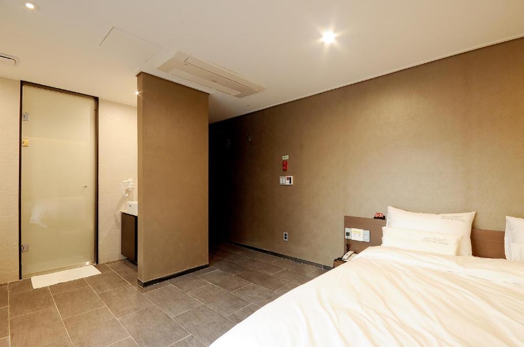 Queens Hotel Seomyeon Busan房間的床