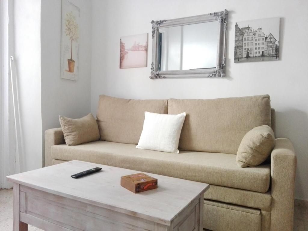 uma sala de estar com um sofá e uma mesa de centro em Ave Maria 2 em Tarifa