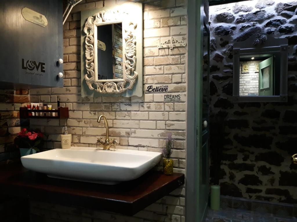 Koupelna v ubytování Traditional Guesthouse