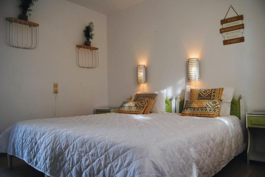 スキアトスタウンにあるFotinos House Skiathosのベッドルーム1室(大きな白いベッド1台、枕2つ付)