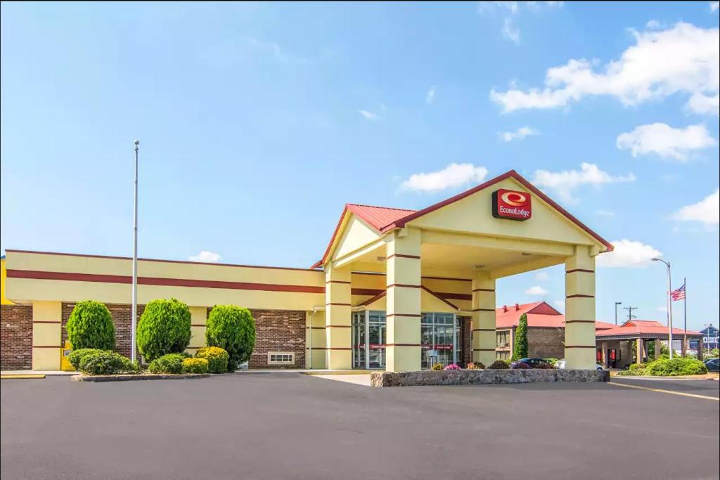 a store front of a shopping center at Econo Lodge Fort Payne in Fort Payne