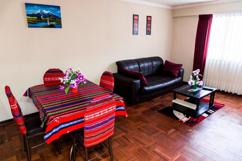 sala de estar con mesa y sofá de cuero en Brussels apartment en La Paz