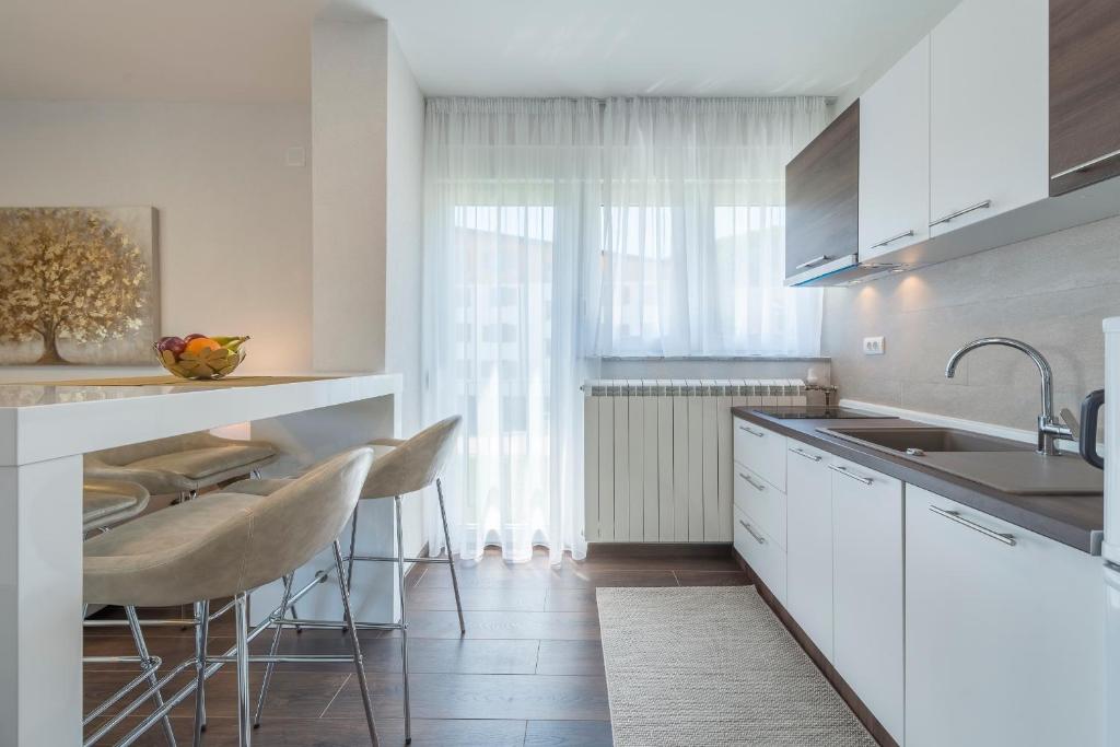 Kuchyňa alebo kuchynka v ubytovaní Up27 Suites Plitvice