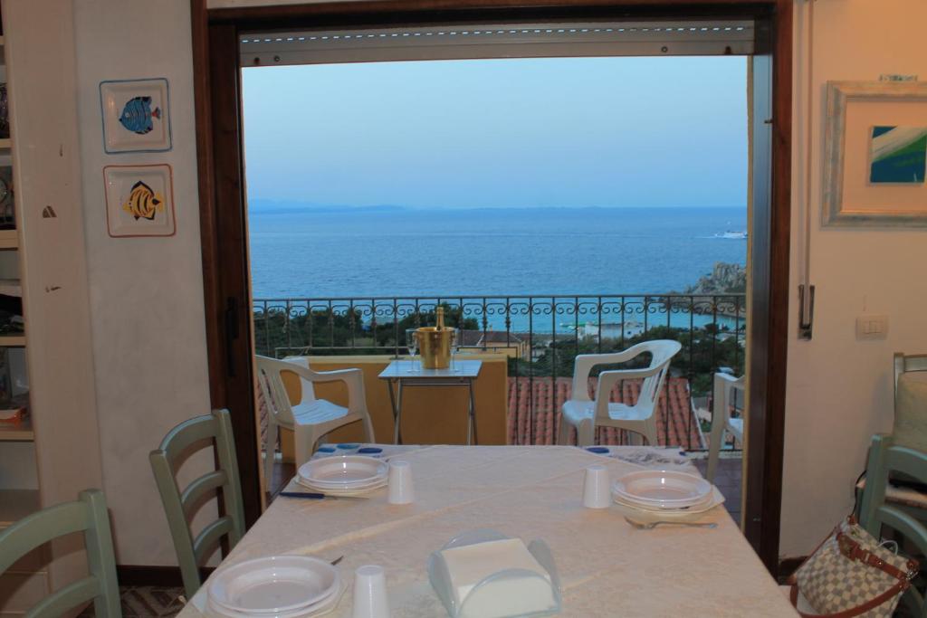 Reštaurácia alebo iné gastronomické zariadenie v ubytovaní Santa Teresa Gallura Girasole sul mare, centre top sea view 7 pax , air conditioning, wifi fibra ,free garage