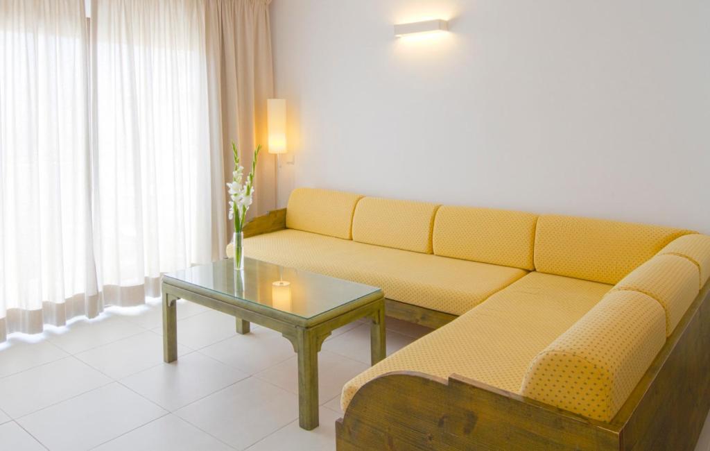 Apartamentos Bon Lloc, Santa Eularia des Riu – Bijgewerkte ...